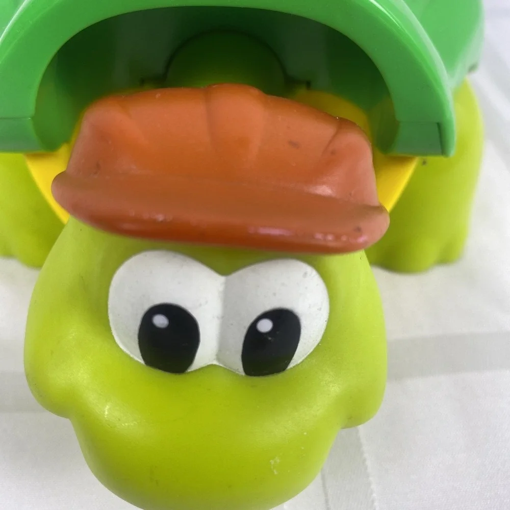 Vintage 2002‎ Fisher Price Tappy the Green Turtle Shape Press Baby Toy